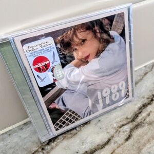 New Taylor Swift Collectible 1989 Taylors Version Album CD W/ Collectible Poster